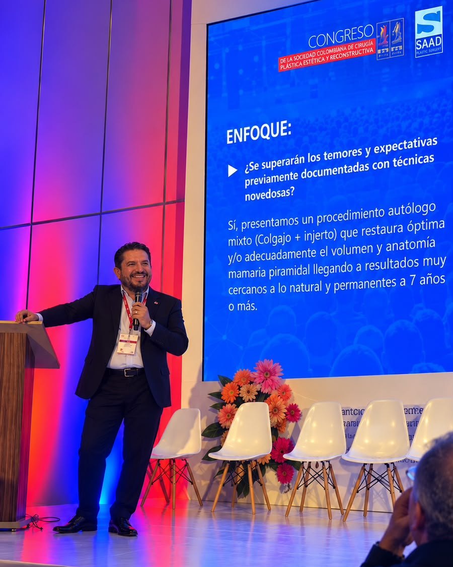 El Dr. Saad Barhoum en el escenario del Congreso de la Sociedad Colombiana de Cirugía Plástica, presentando su procedimiento autólogo mixto.
