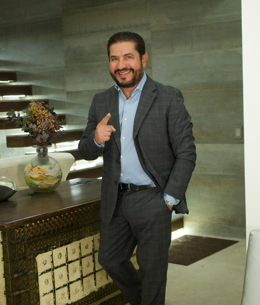El Dr. Saad Barhoum sonriendo en su consultorio en Cali.