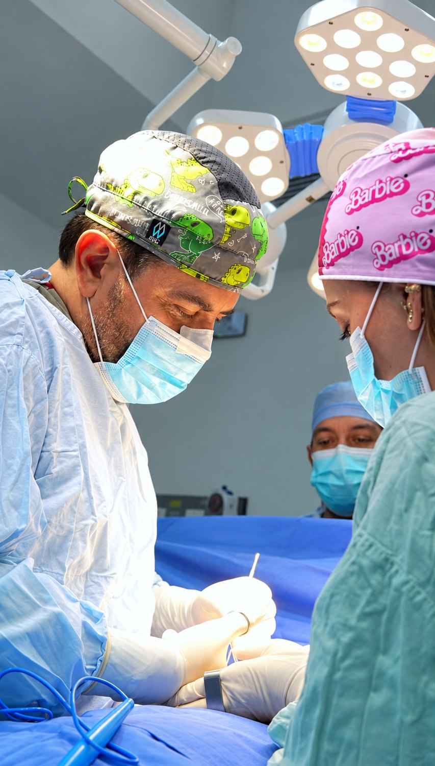 El Dr. Saad Barhoum operando junto a su equipo en el quirófano.