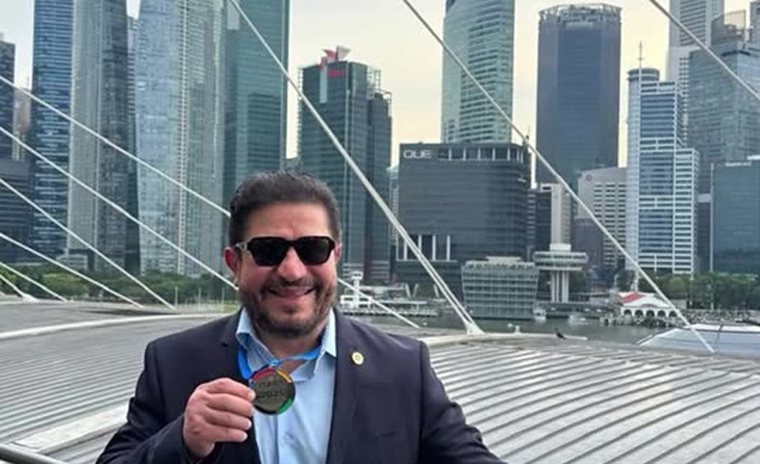 El Dr. Saad Barhoum con la medalla de bronce en el ISAPS Olympiad de Singapur, 2025.