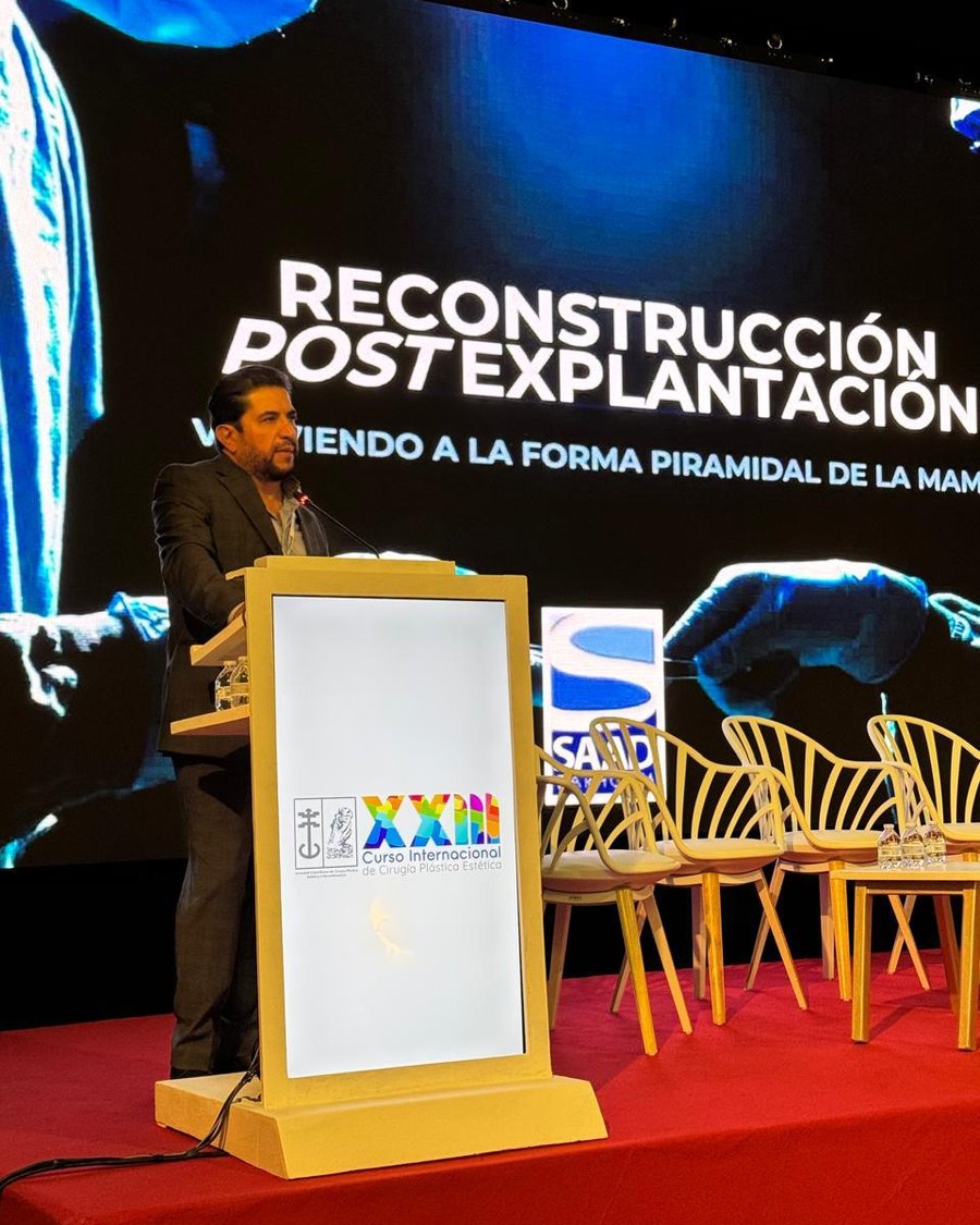 Dr. Saad Barhoum at the lectern of the 23rd International Course of Aesthetic Plastic Surgery, with the title of his talk on screen: “Post-explantation reconstruction”.