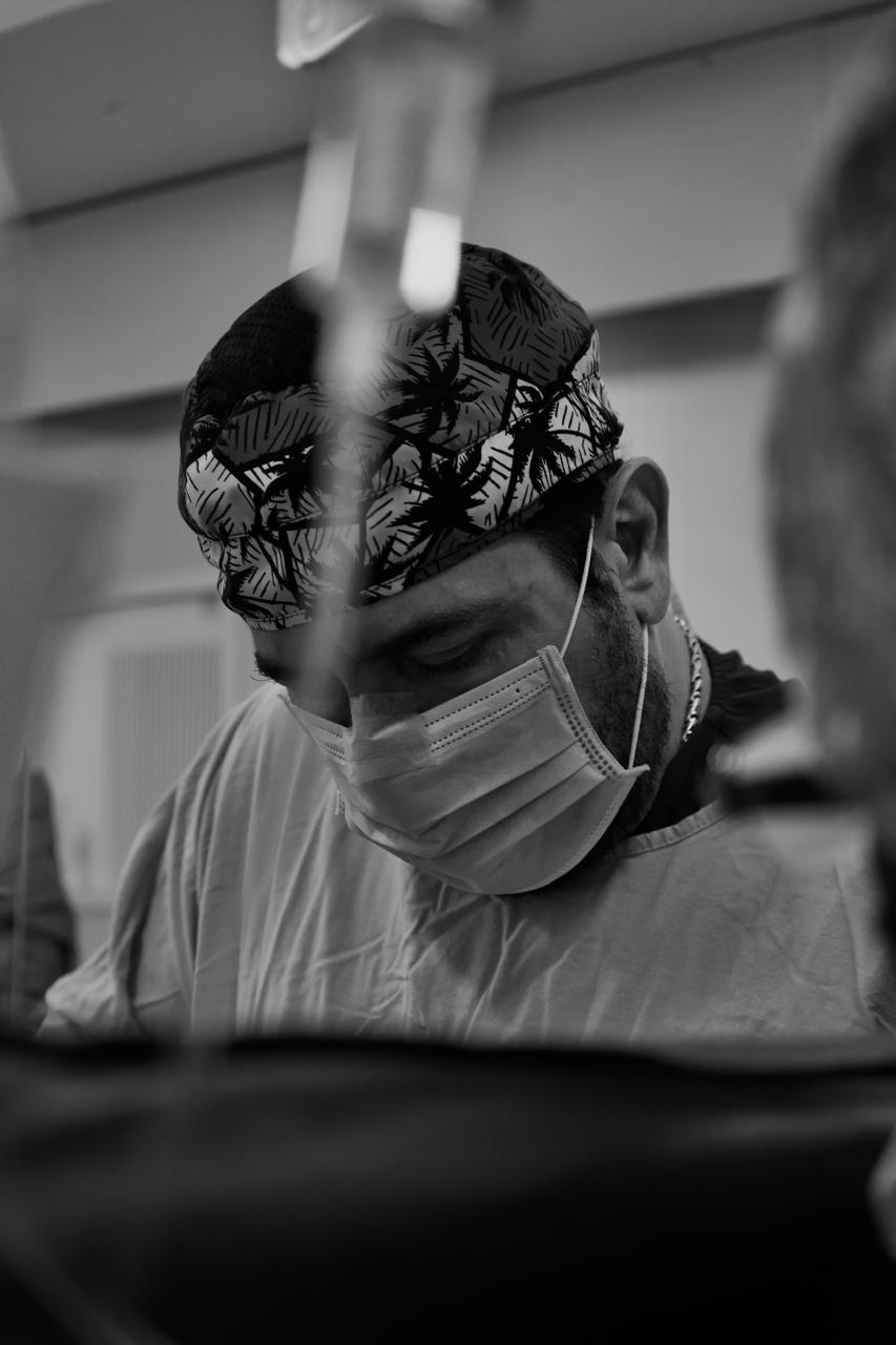 El Dr. Saad Barhoum operando, en blanco y negro. No se ve a ninguna paciente.