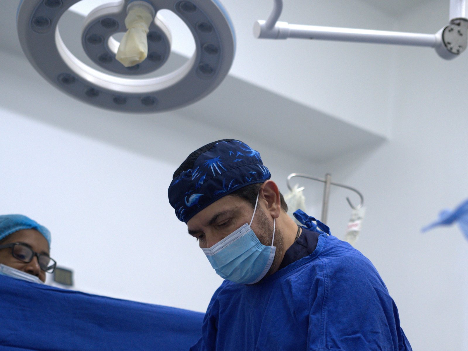 Dr. Saad Barhoum operating under the surgical light, alongside his team.