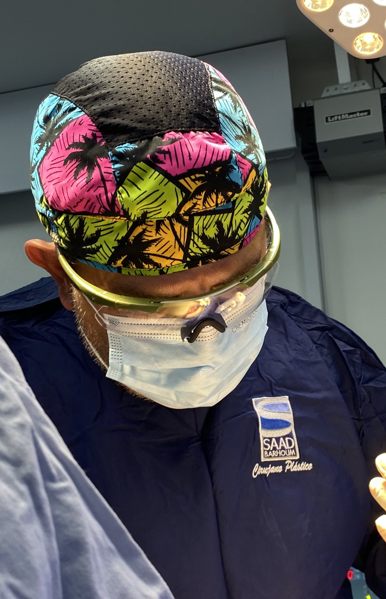 El Dr. Saad Barhoum operando, con gafas de aumento.