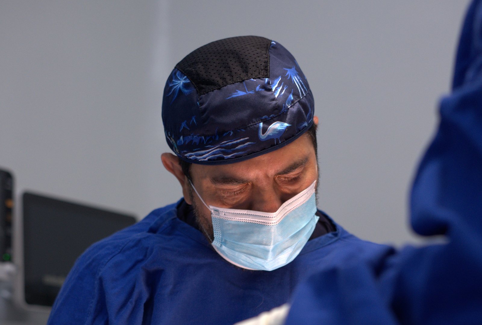 El Dr. Saad Barhoum operando, con gorro y mascarilla.