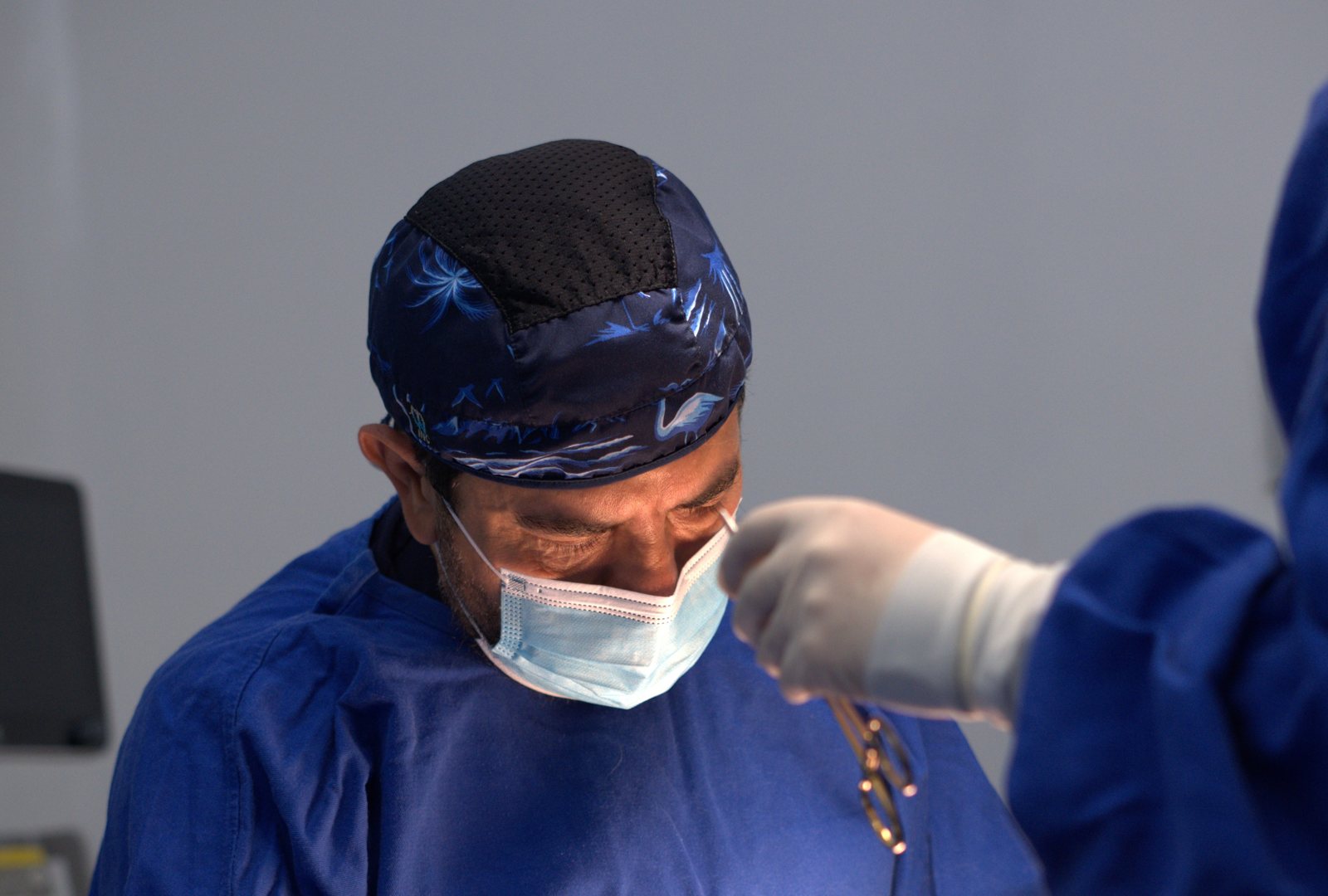 El Dr. Saad Barhoum operando junto a su equipo.
