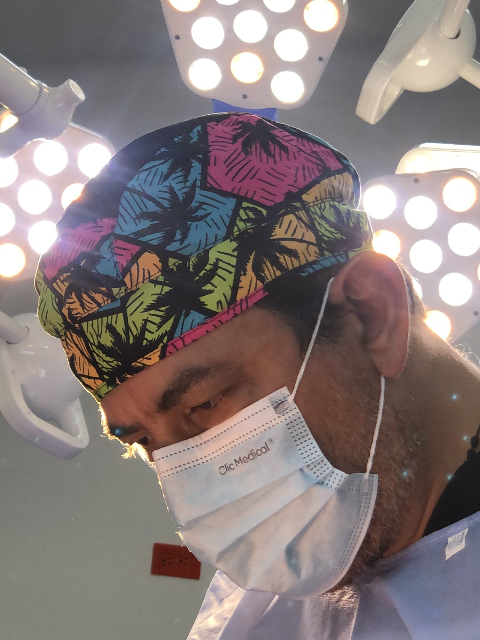 El Dr. Saad Barhoum en quirófano, bajo las lámparas.