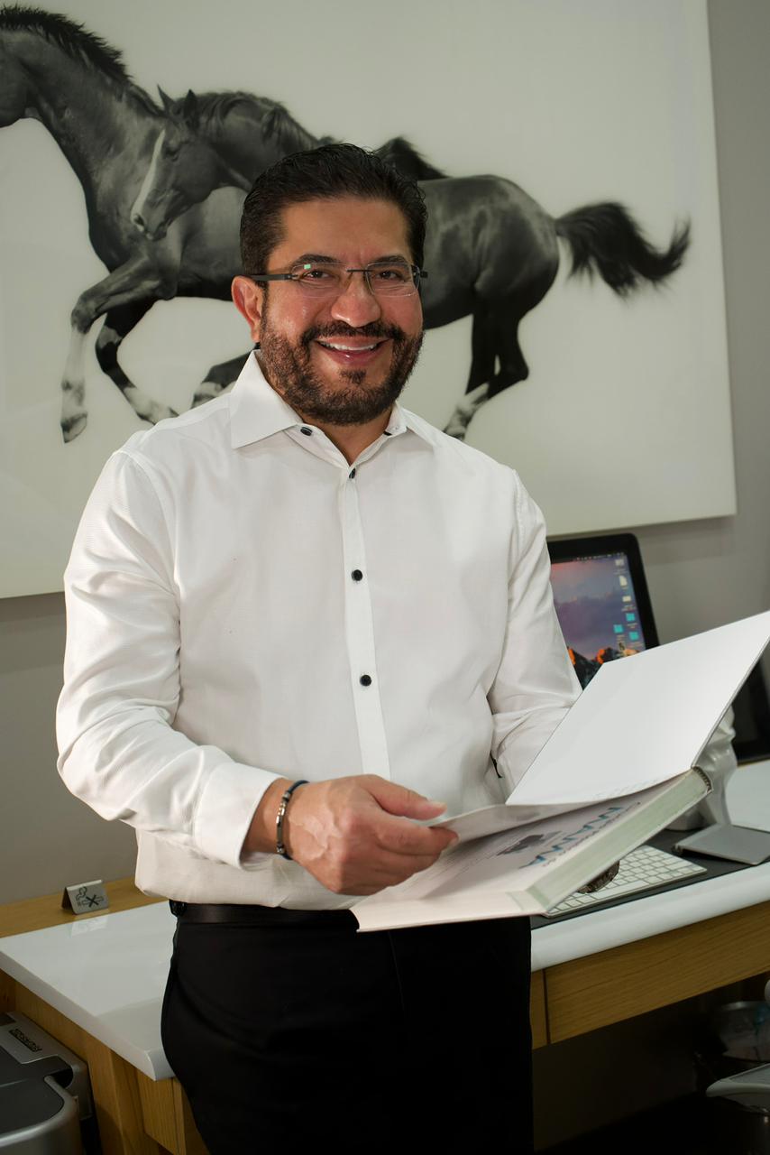 El Dr. Saad Barhoum revisando documentos en su consultorio.
