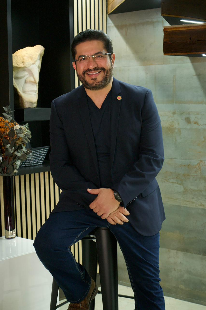 El Dr. Saad Barhoum sentado, con las manos cruzadas.