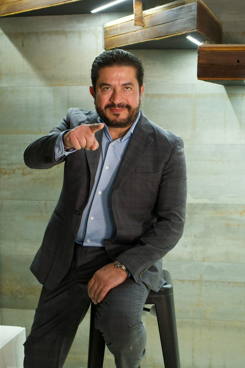 El Dr. Saad Barhoum apoyado en un taburete, en su consultorio.