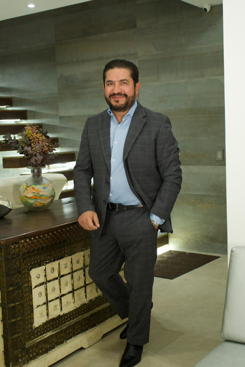 El Dr. Saad Barhoum de pie en su consultorio.